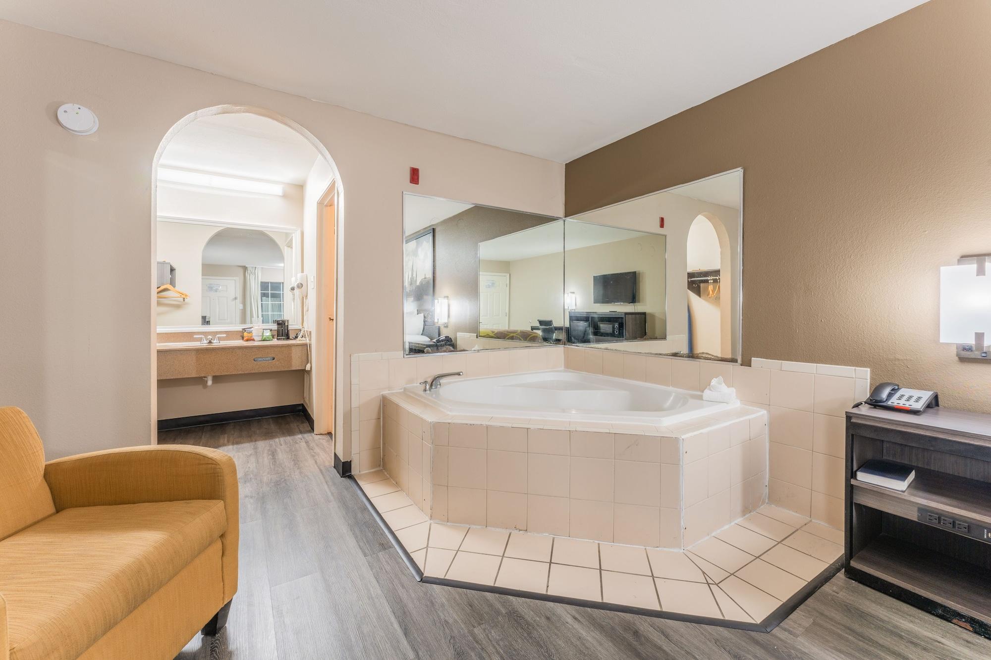Super 8 By Wyndham Lake Charles Northeast Экстерьер фото